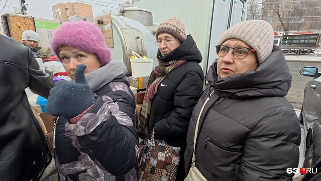 — Селедка стоит 380 рублей, килька — 500 с чем-то, а скумбрия — 850 рублей. Дороже мяса уже, — делятся наблюдениями со съемочной группой 63.RU стоящие в очереди за колбасой | Источник: Алексей Ногинский / 63.RU