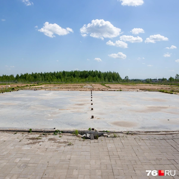 Ранее на площадке возвышался торговый павильон | Источник: Кирилл Поверинов / 76.RU