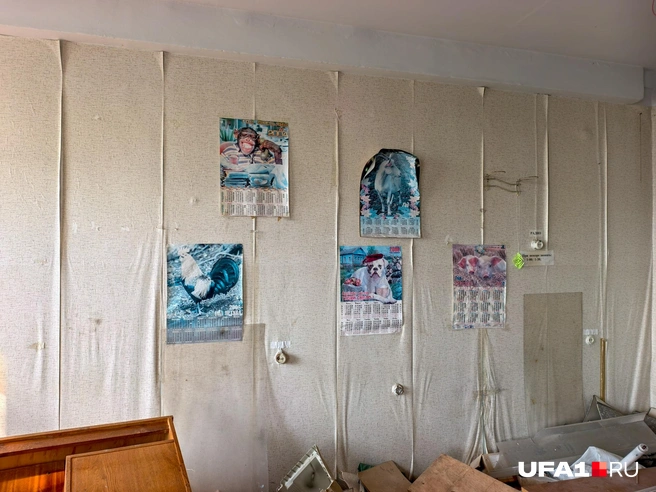 Календари на стенах висят с 2004 по 2009 год | Источник: Булат Салихов / UFA1.RU