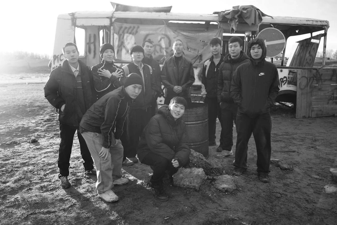 За время съёмок ребята все подружились | Источник: Дьулусхан Андросов