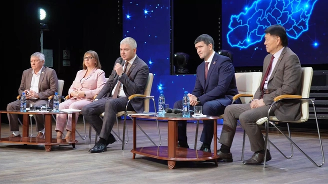 Конференцию открыл зампредседателя Законодательного собрания Забайкальского края, руководитель фракции «Единой России» Дмитрий Виноградский | Источник: Владимир Попов 