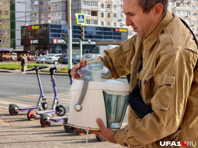 Мужчина расхваливал соковыжималку | Источник: Булат Салихов / UFA1.RU
