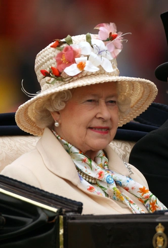 Делайте ставки, господа: шляпки Королевы на Royal Ascot