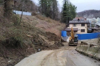 Жители Сочи опасаются оползня и критикуют власти