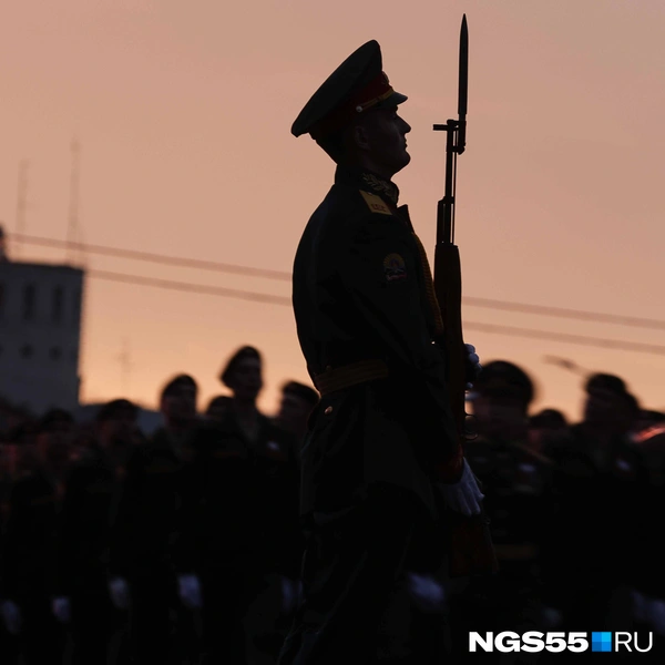 Острие штыка особенно контрастно смотрится на фоне закатного неба | Источник: Евгений Софийчук / NGS55.RU