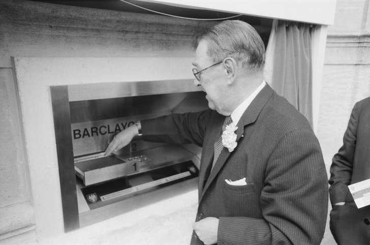 Когда появился первый банкомат?