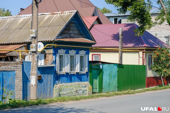 Типичный деревенский домик прямо на центральной улице Нижегородки | Источник: Булат Салихов / UFA1.RU