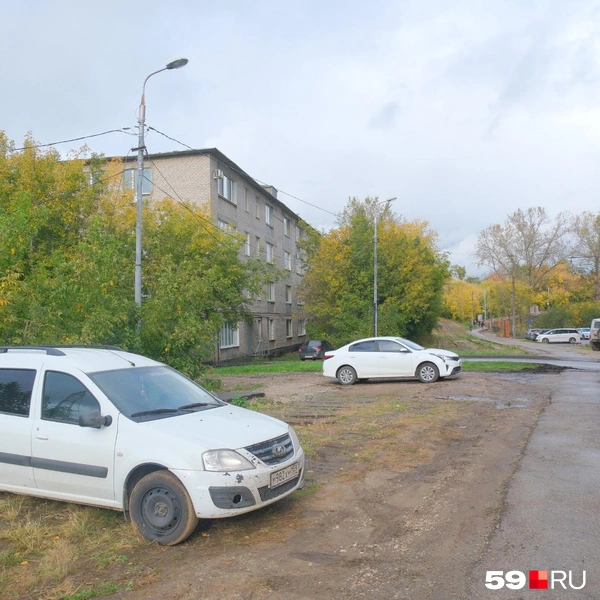 На единственном участке, где рельсы убрали, теперь паркуют автомобили | Источник: Тимофей Калмаков / 59.RU