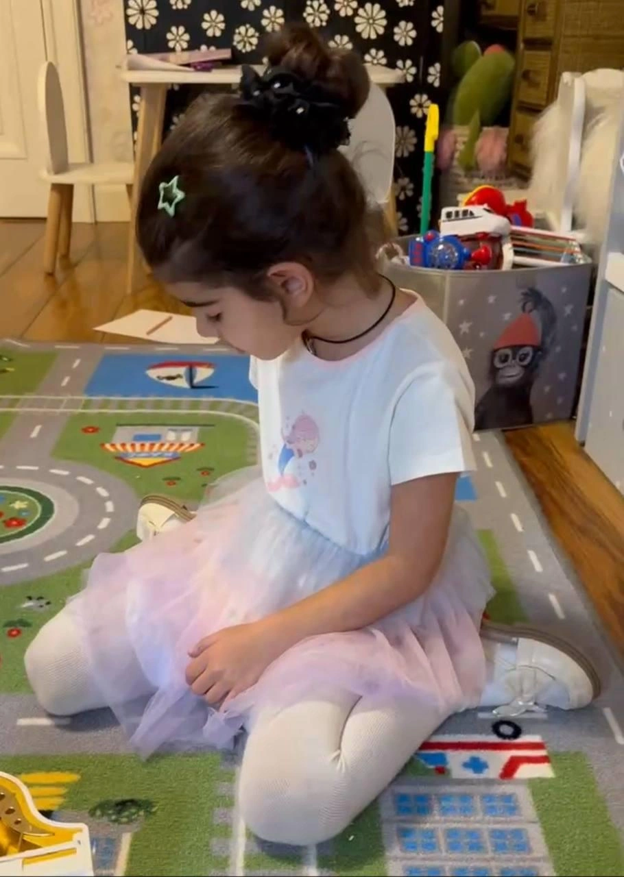 Девочка любит играть, как и ее сверстники | Источник: Маргарита Симоньян из дома / T.me