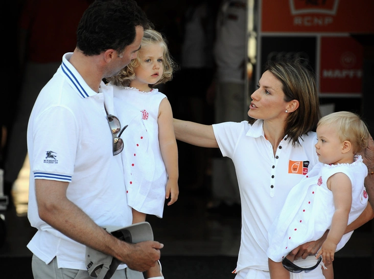 Леонор с родителями и сестрой на соревнованиях по парусному спорту, 29 июня 2008 года