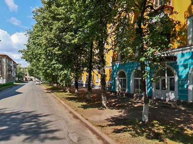Бирюзовый фасад выделялся на фоне желтого | Источник: Яндекс.Карты