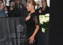 Головокружительно! Сидни Суини в образе хичкоковской блондинки на Met Gala 2025
