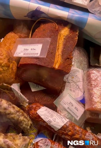 Продавцы рекомендуют покупать сыровяленую колбасу от фермеров | Источник: Настасья Медведева / NGS.RU