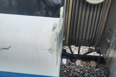 На МЦД-2 задерживаются поезда из-за столкновения с автовышкой