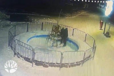 Новосибирец испортил световое оформление в «Первомайском» парке