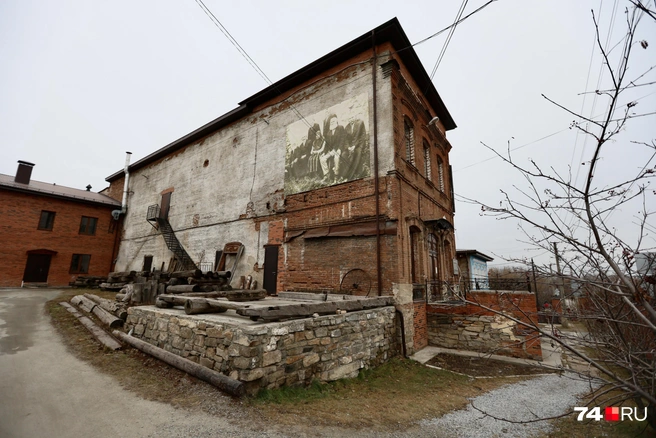 В память о владельце особняка — старинная фотография его семьи | Источник: Наталья Лапцевич / 74.RU