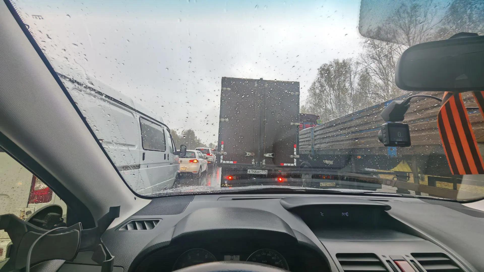 «Нам тут ночевать?!» Водители застряли на трассах в Челябинской области из-за перекрытых дорог