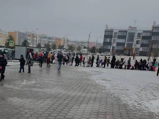Поддержание порядка при входе и выходе из школы осуществляют сами родители. | Источник: читатели V1.RU