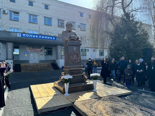 Наверняка такой настенный ковер был и у Валентина Войно-Ясенецкого | Источник: Администрация Балашовского района