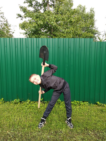 Спорт на грядке: 5 крутых упражнений с лопатой