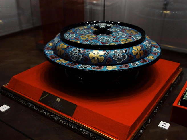 Выставка также знакомит с бытом местных жителей: представлены посуда, одежда и украшения. | Источник: Маргарита Резникова / NGS.RU