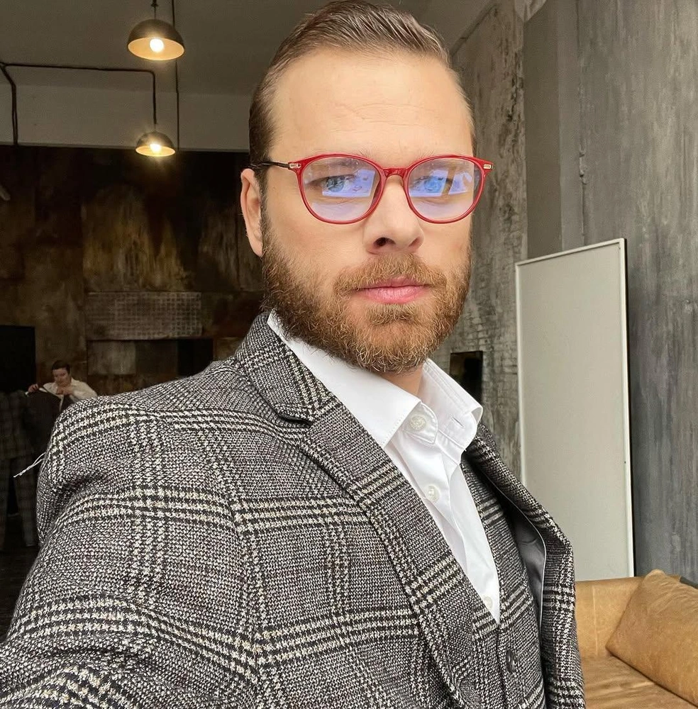 Актер специально отрастил бороду к выходу спин-оффа «Молодежки» | Источник: kanopusssss87 / Instagram (экстремистская организация, деятельность запрещена на территории РФ)
