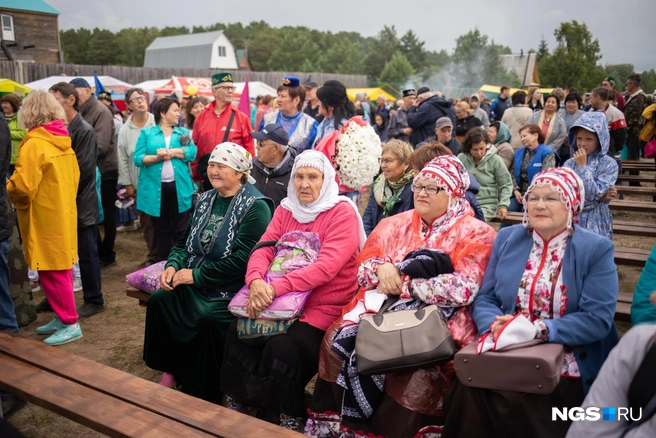 Райса Сафаргалеева (вторая слева) — самая пожилая жительница Юрт-Оры. Ей 87 лет | Источник: Алина Скитович