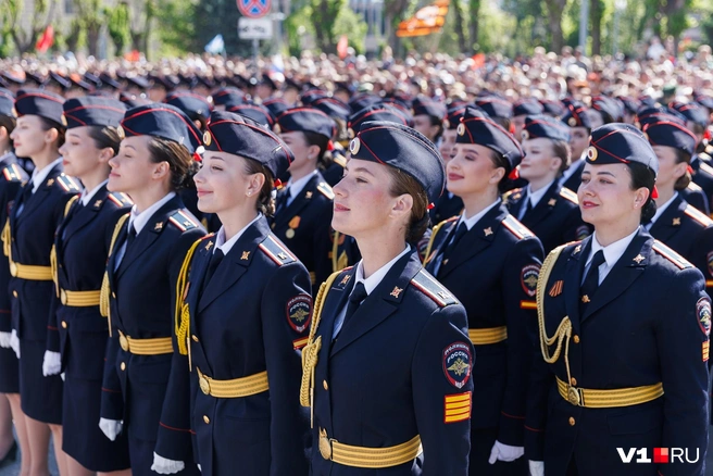 Умницы, красавицы и будущие офицеры терпеливо ждали своей очереди пройти торжественным маршем | Источник: Алексей Волхонский / V1.RU