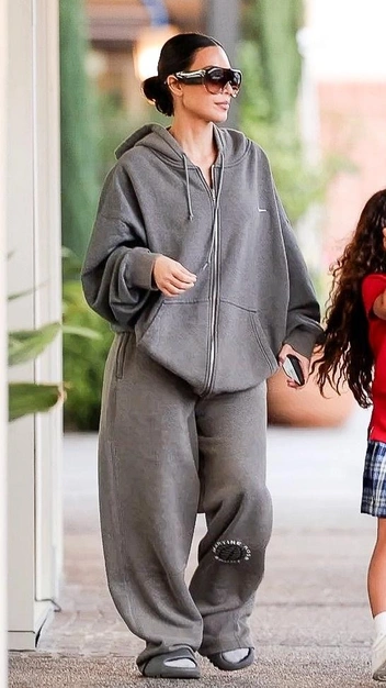 Ким Кардашьян в модном отпуске: что она носит, пока никто не видит? | marieclaire.ru