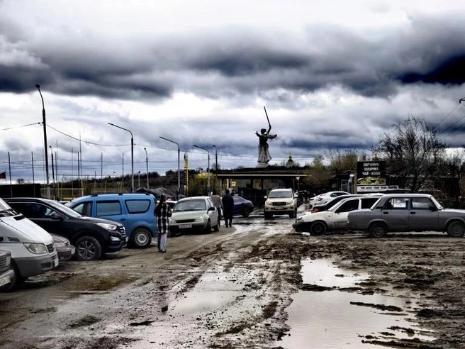 Парковка у склона Мамаева кургана после проливного дождя. | Источник: читатели V1.RU