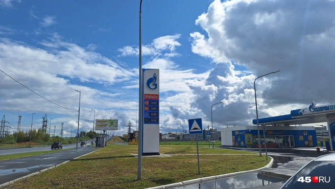 Пустая АЗС «Газпромнефть» в сторону центра города | Источник: Александр Лисихин / 45.RU 