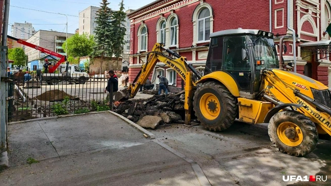 Сквер «Уфимские липы» обустраивают на улице Коммунистическая | Источник: Булат Салихов / UFA1.RU