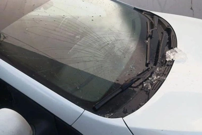 В Волгограде сосулька разбила стекло иномарки