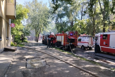 В Новосибирске спасали женщину из горящей квартиры на Народной
