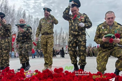 Жители Нижневартовска возложили цветы в память героев