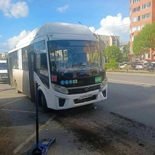 Водитель врезался в стоячий автобус | Источник: «Управление МВД России по Омской области» / max.ru