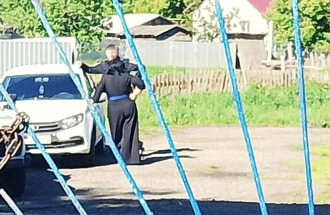 На фото, по словам Зориной, та самая Ольга К. и полицейский, в объективности которого семья сомневается | Источник: Предоставлено Юлией Зориной