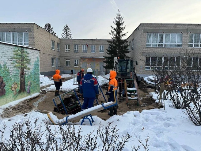 Металлическая «лазалка» ушла в землю | Источник: РКС-Тольятти / Vk.com