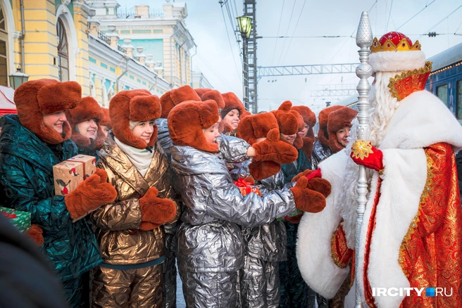 А некоторые даже принесли с собой подарки для Деда Мороза | Источник: Арсений Чекмарёв / «ИрСити»