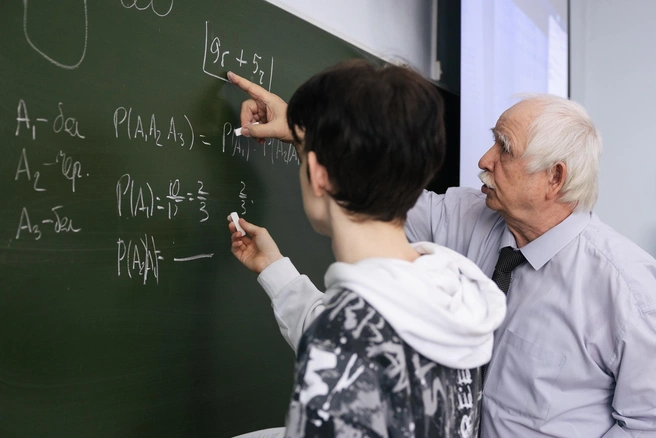 На занятии по подготовке к ЕГЭ | Источник: УЦ «Вершина