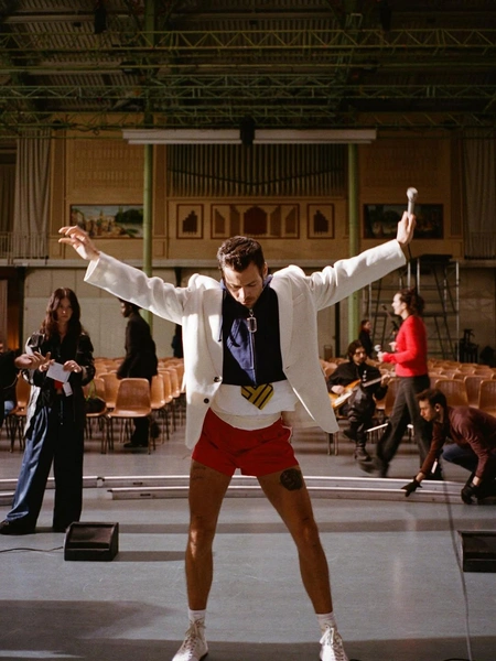 Танцы и поцелуи: клип Гарри Стайлса на песню Dance No More | Источник: Instagram Гарри Стайлса