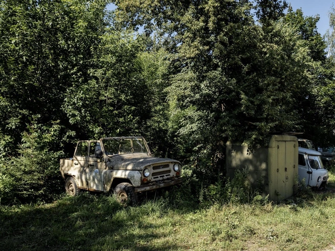 В тени деревьев спрятался парк старой техники. | Источник: Александр Куренной / 76.RU