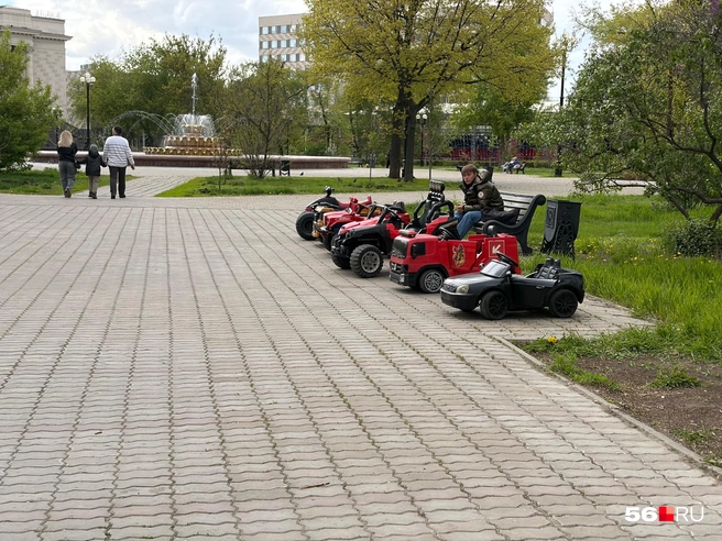 Самые смелые ставят машинки неподалеку от здания областного правительства | Источник: Николай Сальников / 56.RU