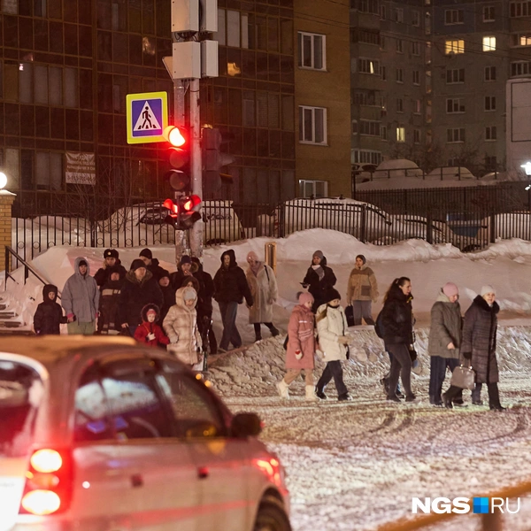 Цель для многих пешеходов в таком случае&nbsp;— дойти до трамвая | Источник: Александр Ощепков / NGS.RU