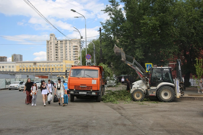 Пешеходам оставили возможнось проходить по оживленной проезжей части | Источник: Константин Завриков / V1.RU