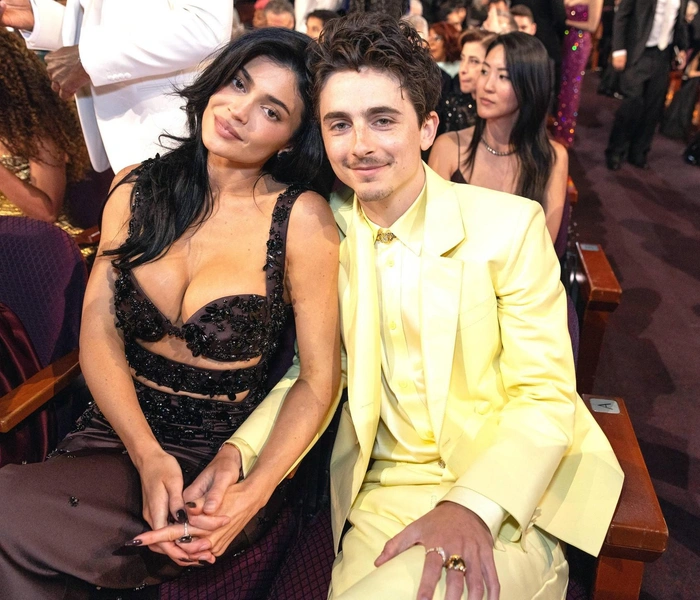 Модель поддерживала бойфренда на всех премьерах и премиях 