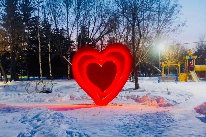14 февраля 2024 года новости. Арт объект сердце. 14 Февраля. Арт объект сердце Красноярск. Сердечко в парке.