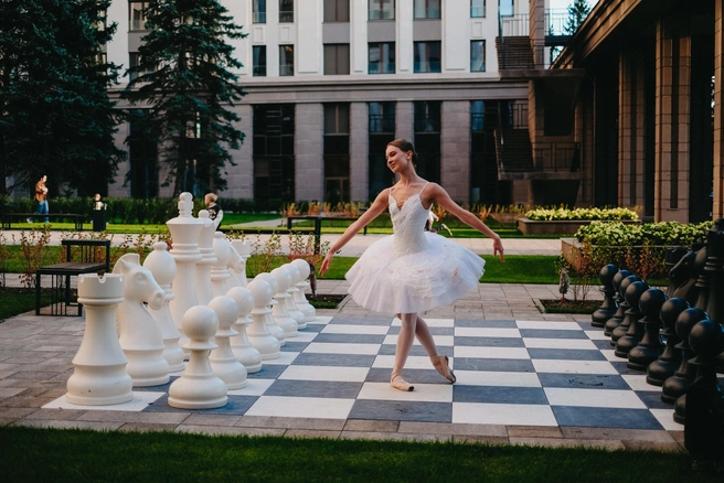 Жители дома и приглашенные гости замерли в восторге, наблюдая, как изящные движения танцовщиц сплетаются с величественными линиями архитектуры ар-деко | Источник: предоставлено И. В. Клочковым