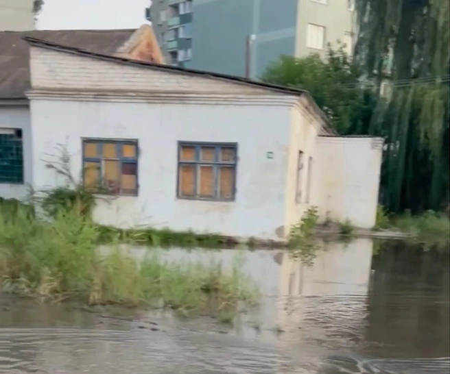 Улица превратилась в полноводное озеро из питьевой воды | Источник: читатели V1.RU