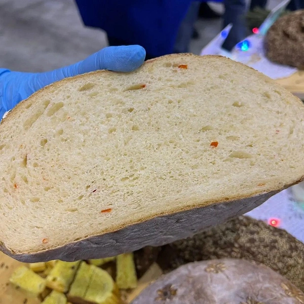 Сменный мастер Татьяна Мамцева создала свой уникальный рецепт подового хлеба с перчиком чили «Огонёк». В конкурсе «Праздничный хлеб» изделие получило серебряную медаль | Источник: ООО&nbsp;«АльянсТорг»